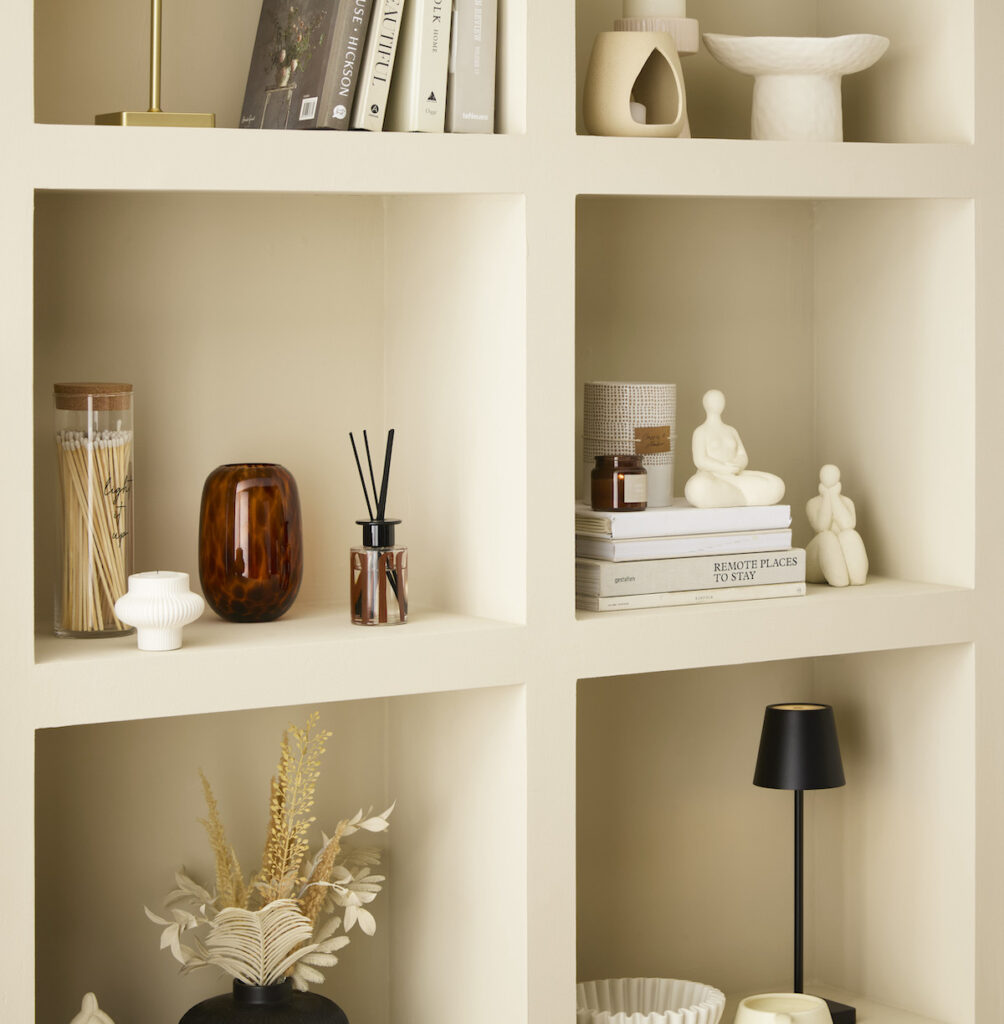 The KonMari Method vs. ‘The Clutter Whisperer’s’ Approach: Finding the Right Path for You